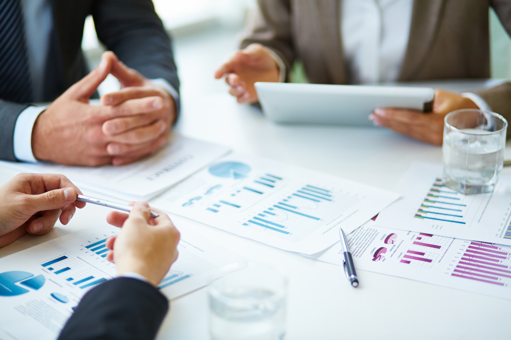 close-up-businesspeople-working-with-documents